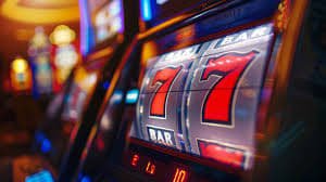 Antarmuka aplikasi mobile dwk99 menampilkan koleksi permainan slot dan live dealer